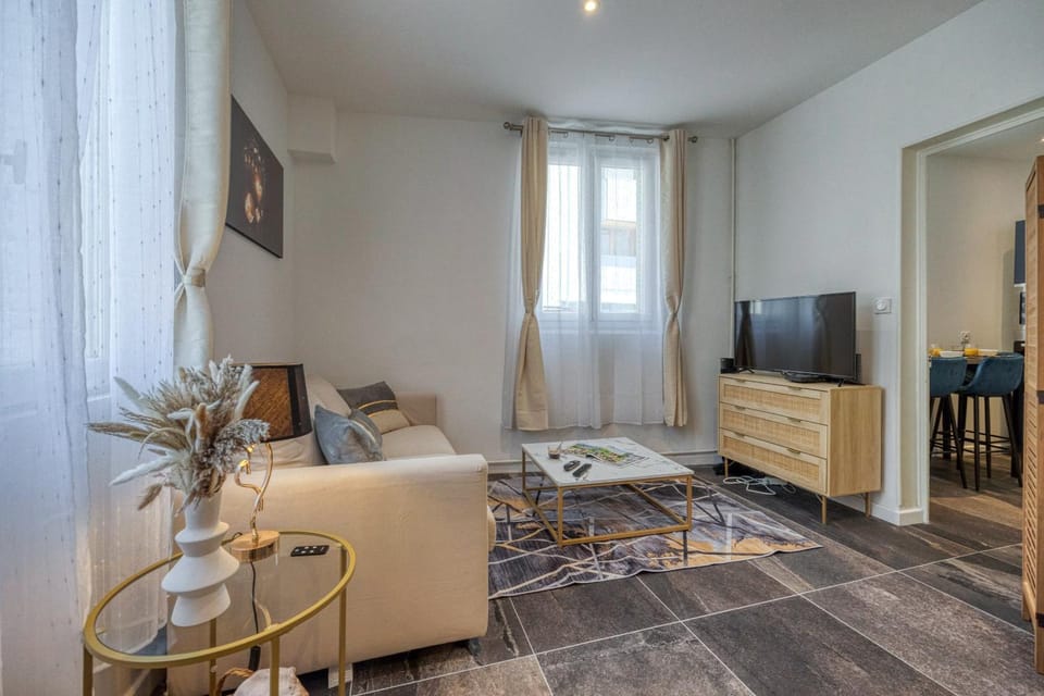 Communal lounge/ TV room, Bed, TV and multimedia, Living room, Photo of the whole room, Seating area, Evening entertainment, Bedroom