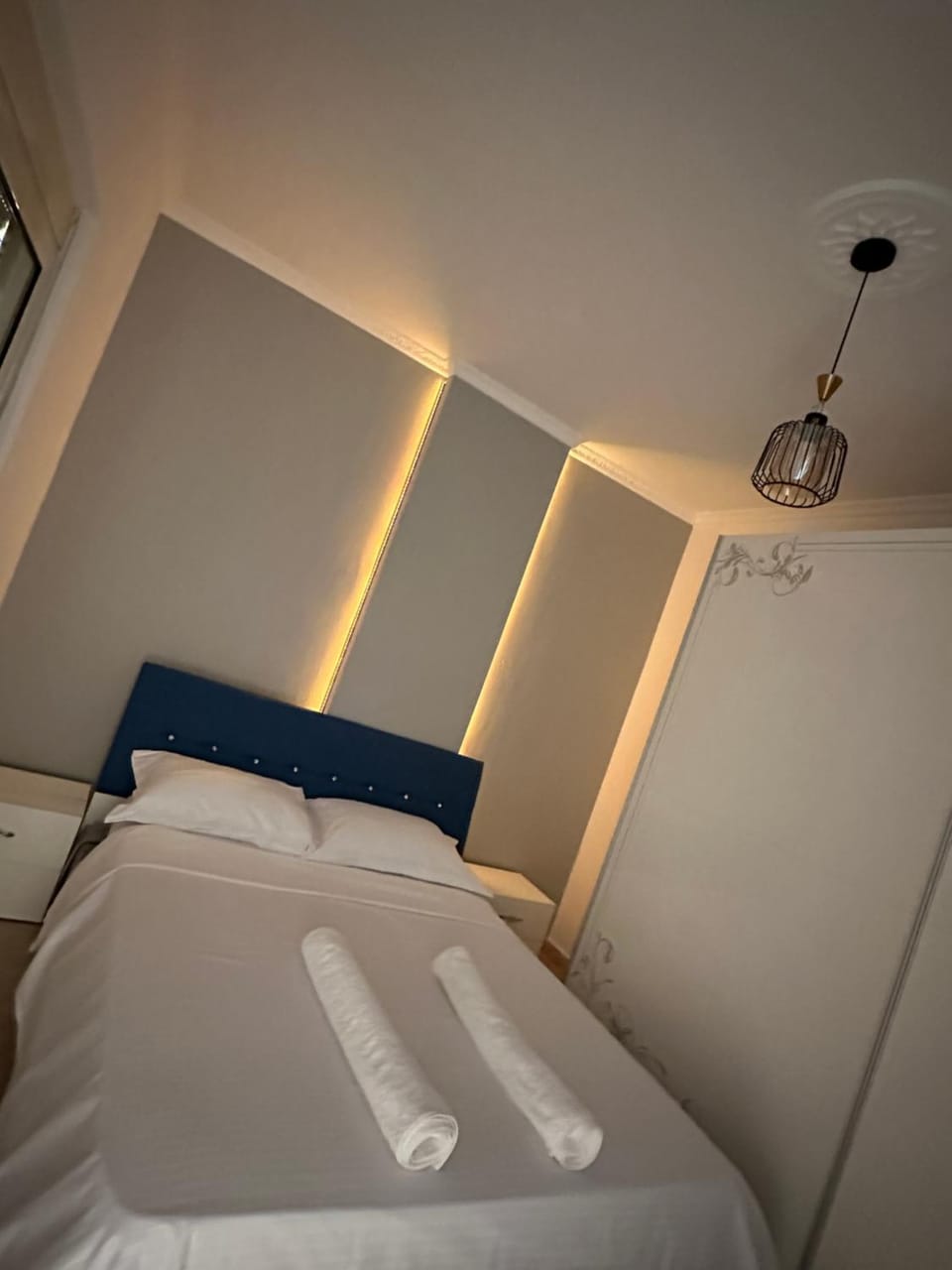 Bed, Night, Photo of the whole room, Bedroom, towels