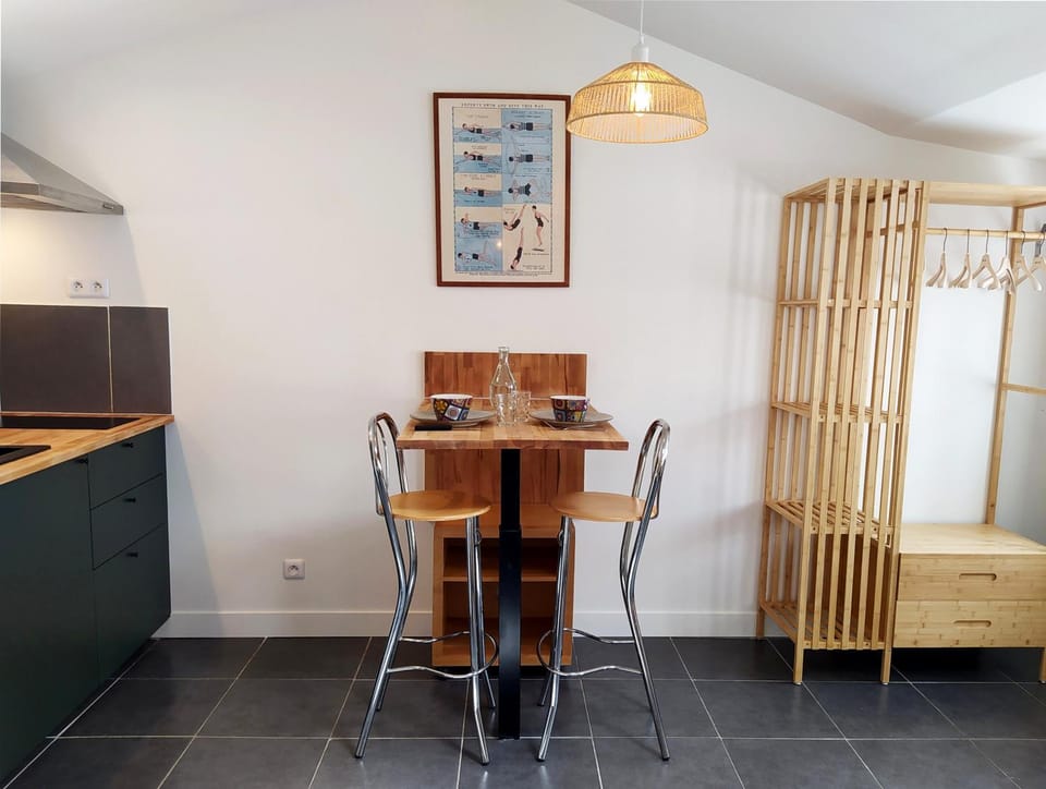 Kitchen or kitchenette, Dining area
