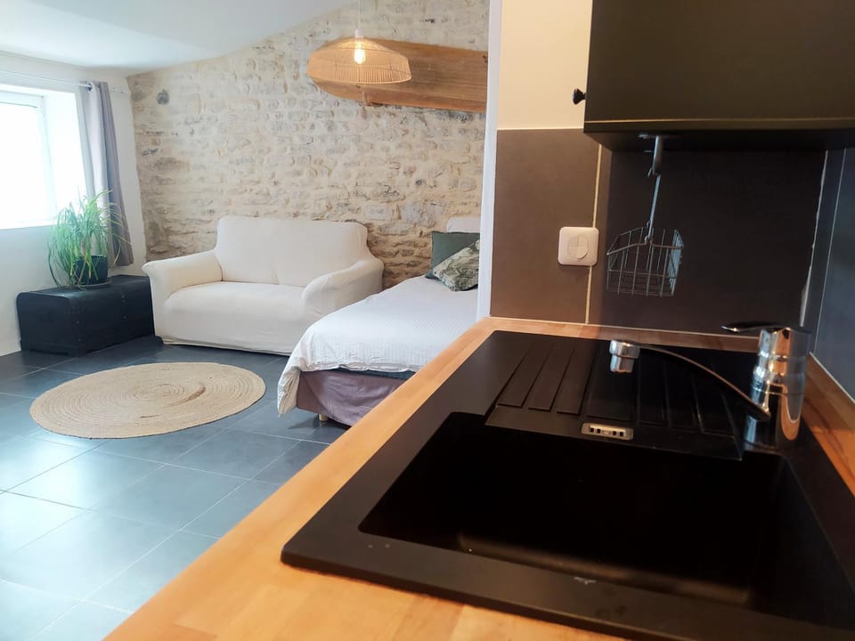 Bed, Kitchen or kitchenette, Living room
