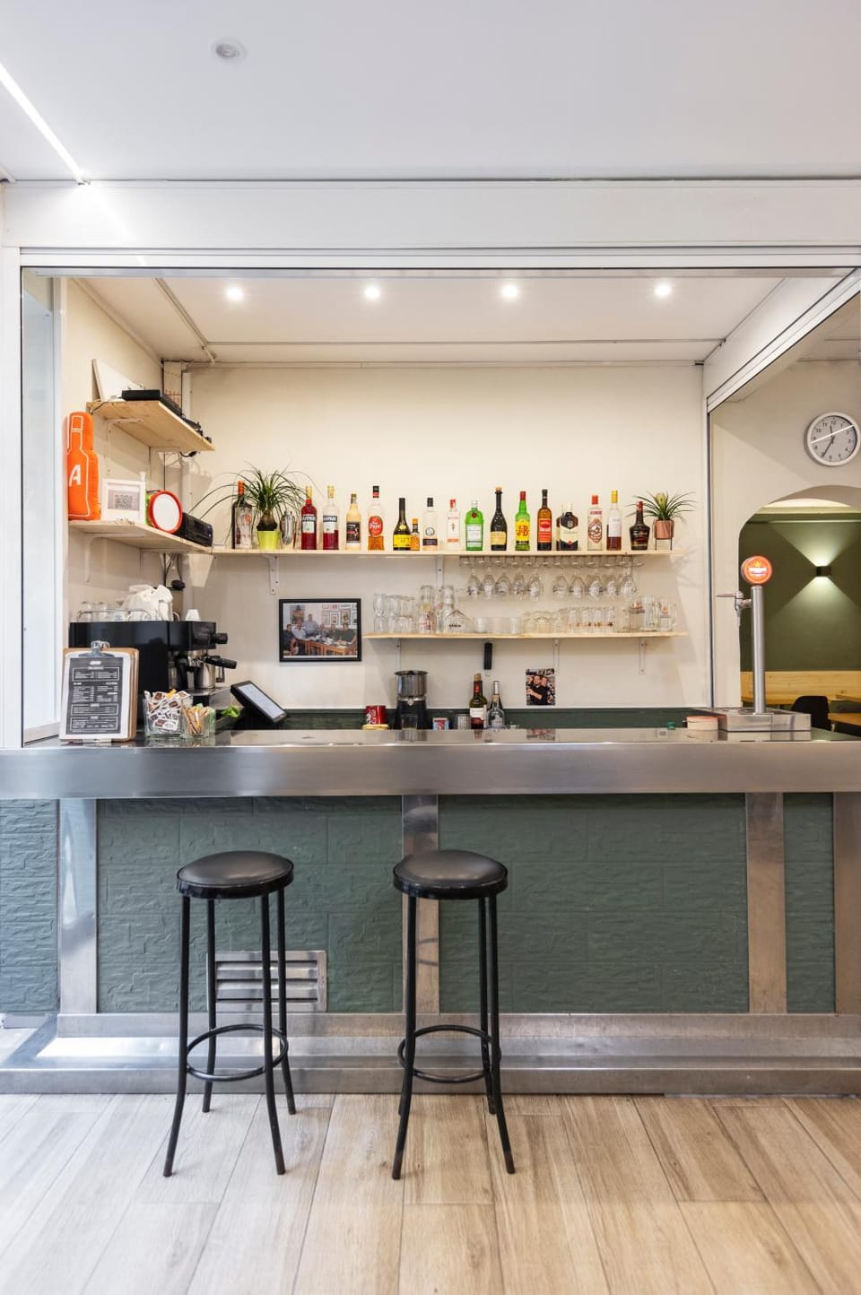 Restaurant/places to eat, Lounge or bar