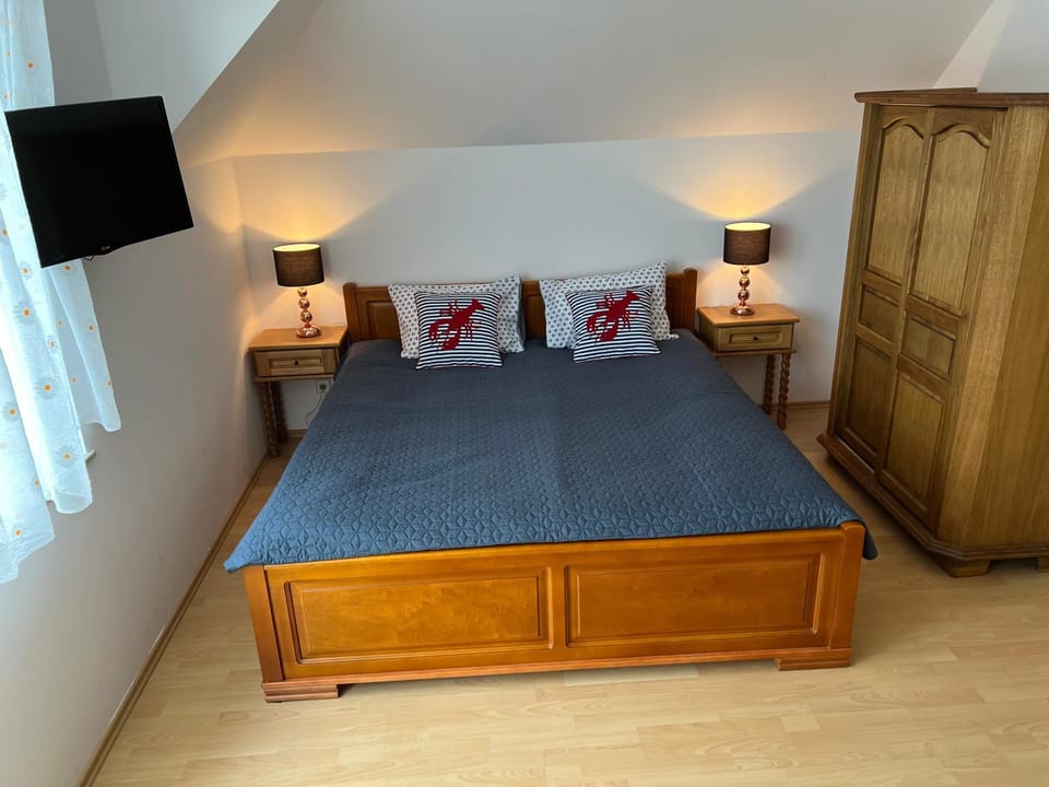 Bed, TV and multimedia, View (from property/room), Photo of the whole room, Bedroom, wardrobe