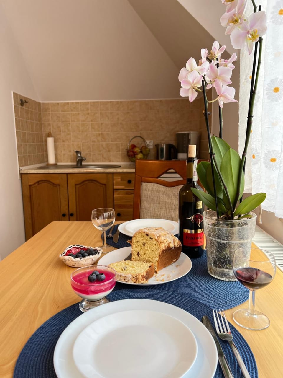 Coffee/tea facilities, Kitchen or kitchenette, Dining area, Breakfast