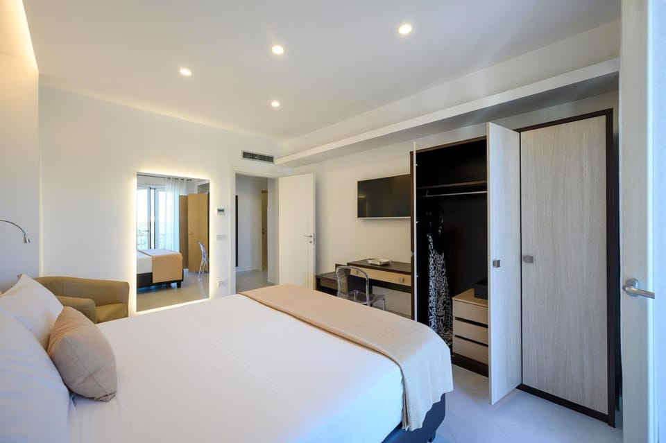 Photo of the whole room, Bedroom
