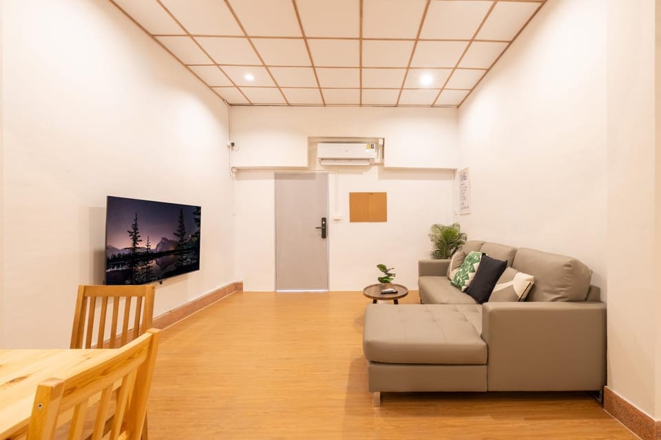 TV and multimedia, Living room, Seating area, air conditioner