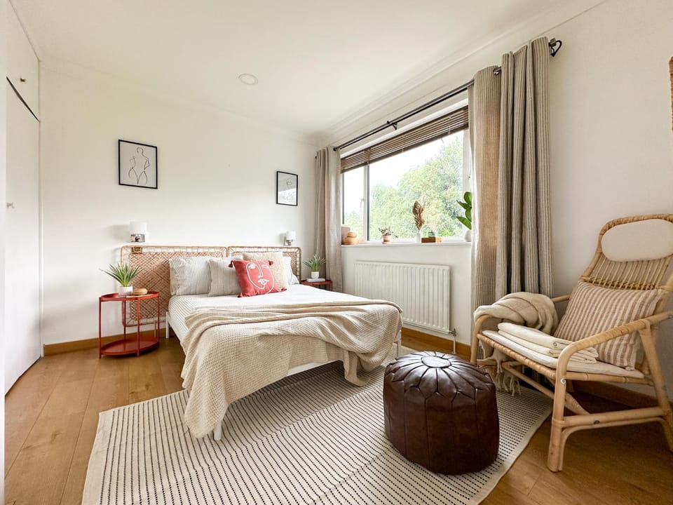 Bed, Living room, Photo of the whole room, Seating area, Bedroom, towels