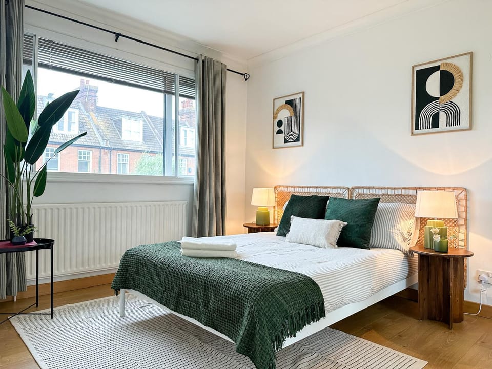 Bed, Photo of the whole room, Bedroom, internet