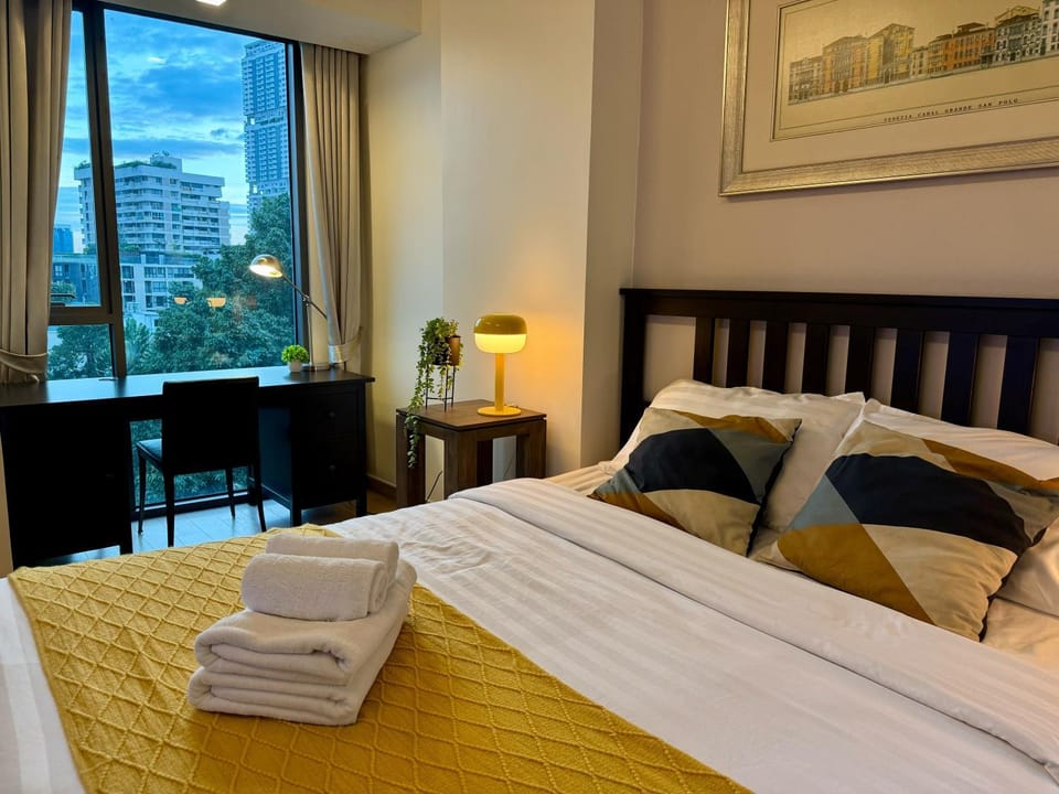 Bed, Bedroom, towels