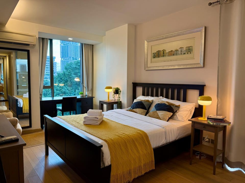 Bed, Bedroom, towels