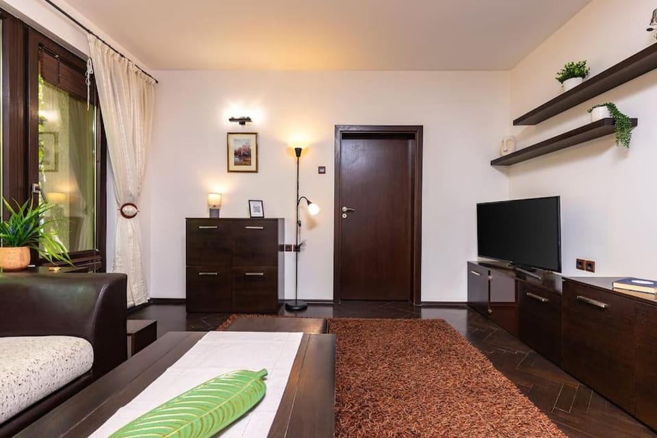 TV and multimedia, Living room, Seating area, Evening entertainment