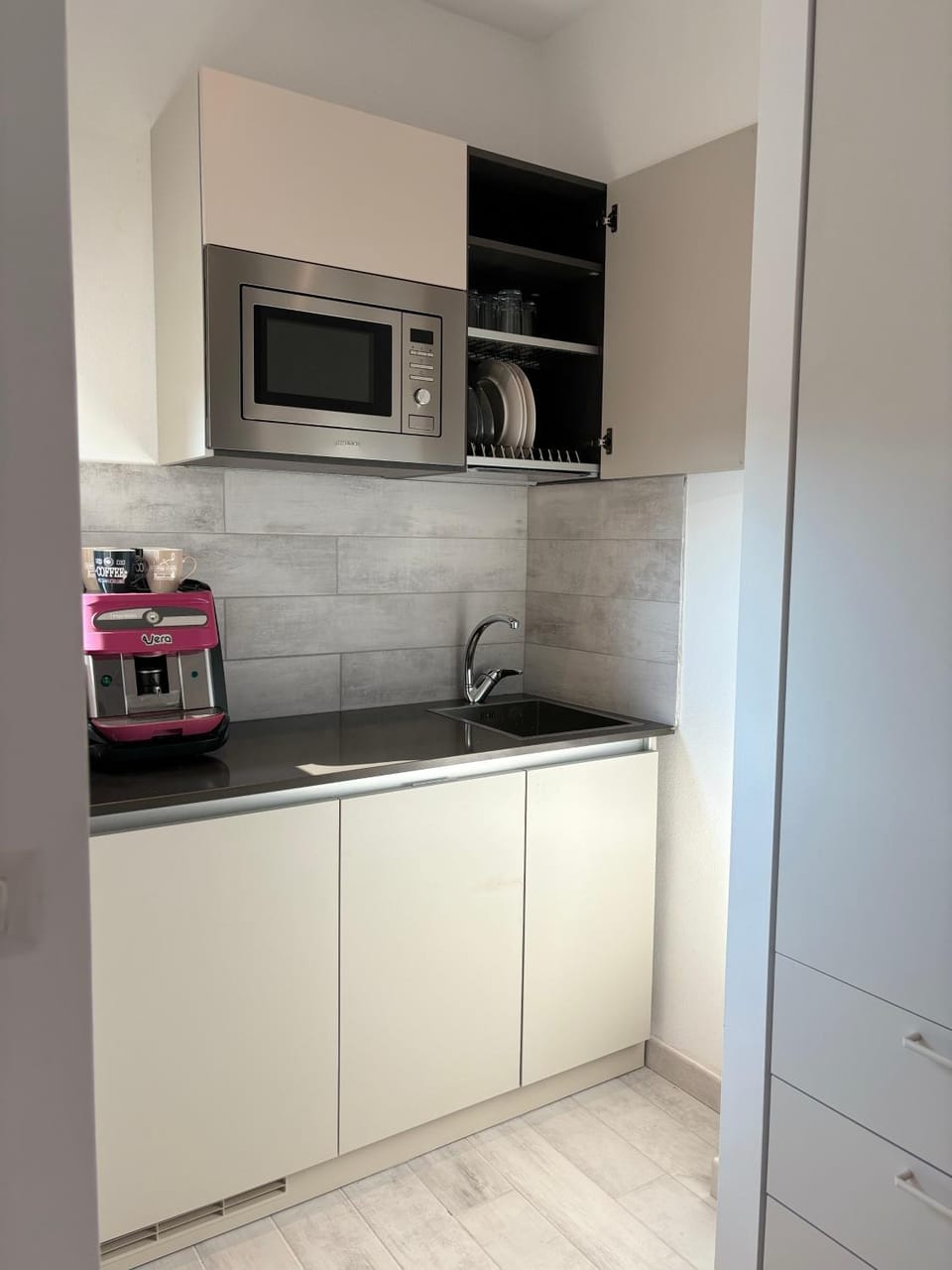 Kitchen or kitchenette, dishwasher, oven