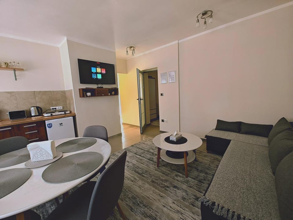 TV and multimedia, Living room, Seating area, Dining area