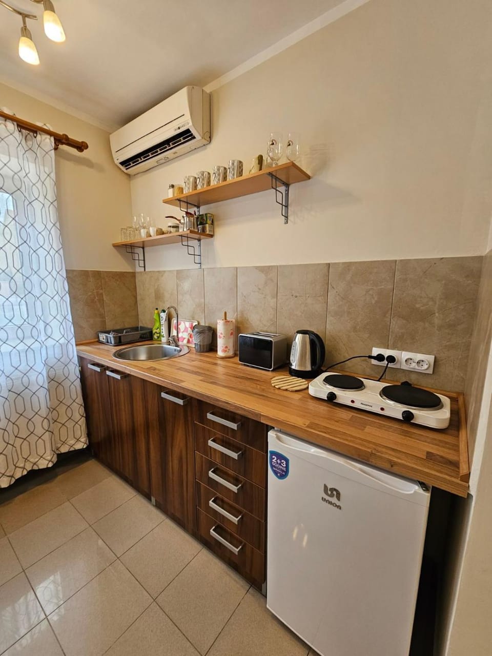 Kitchen or kitchenette, air conditioner