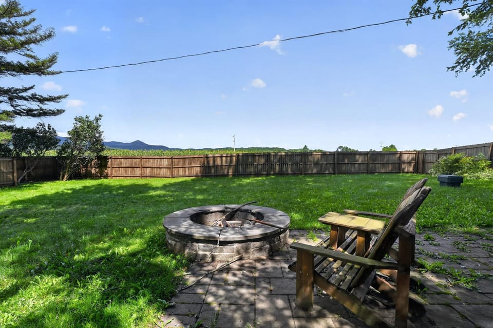 Stowe Retreat Mountain views & Fenced Backyard House in Morristown