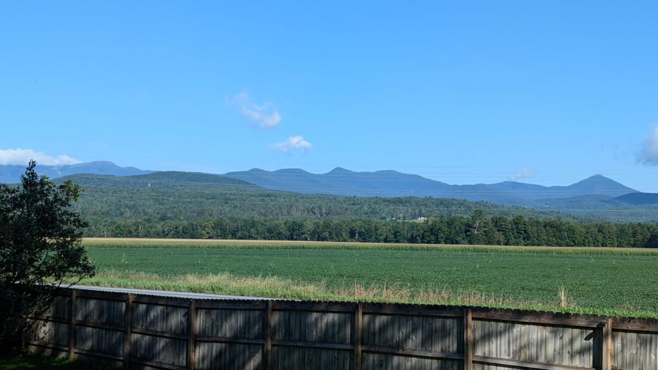 Stowe Retreat Mountain views & Fenced Backyard House in Morristown