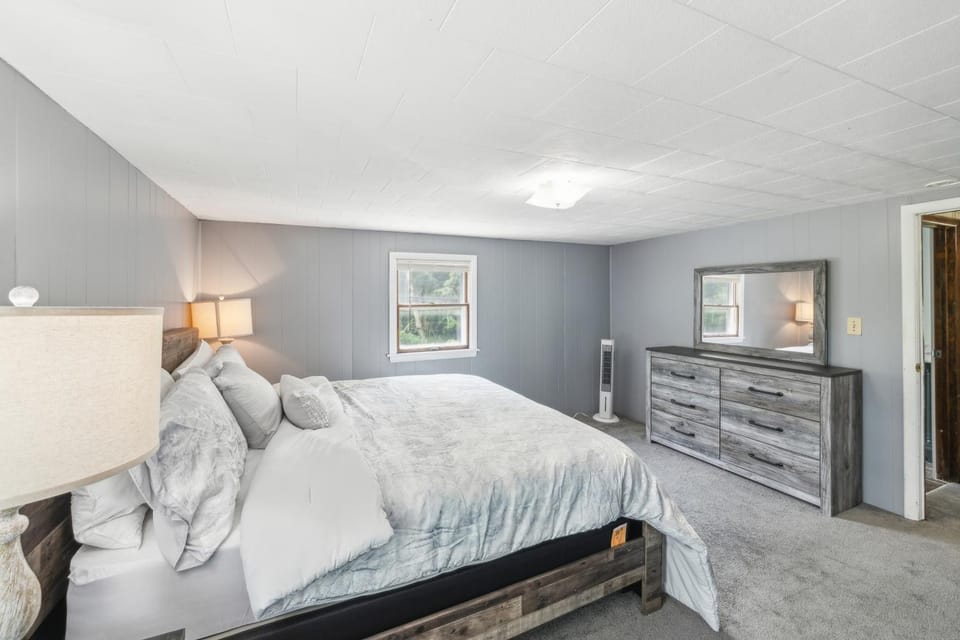 Stowe Retreat Mountain views & Fenced Backyard House in Morristown