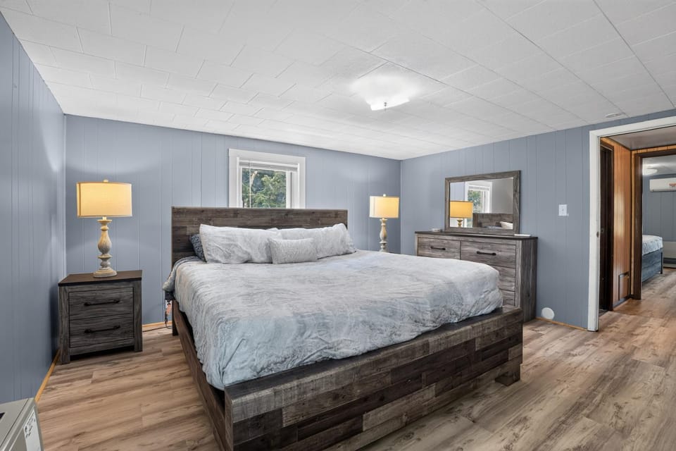 Stowe Retreat Mountain views & Fenced Backyard House in Morristown