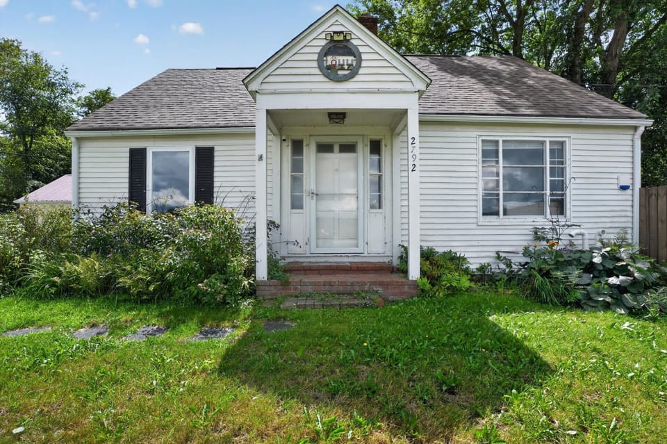 Stowe Retreat Mountain views & Fenced Backyard House in Morristown