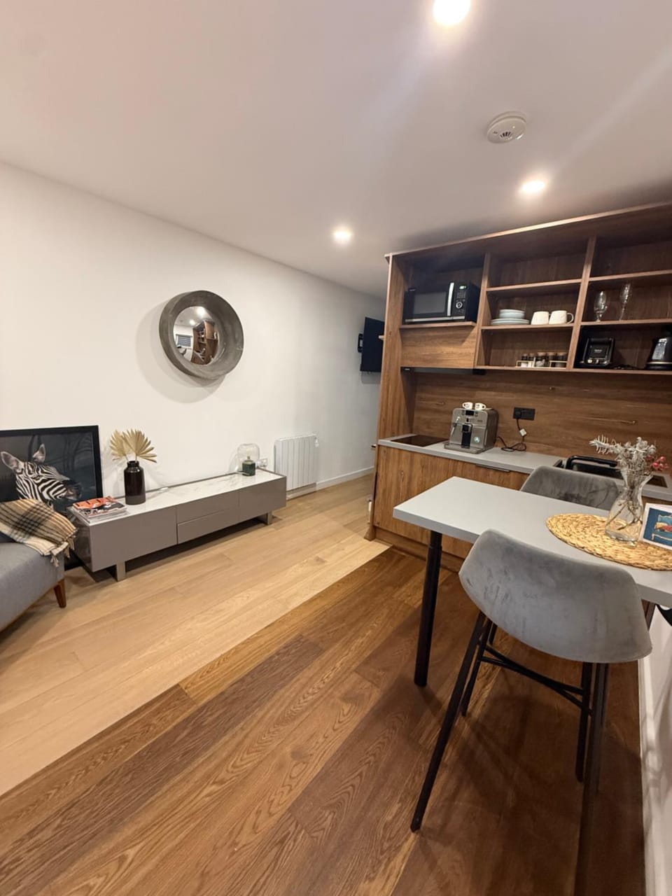 Kitchen or kitchenette, Living room, Seating area, Dining area