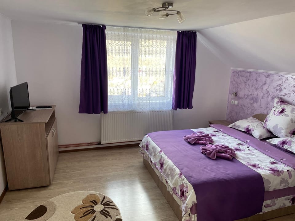 Bed, TV and multimedia, Photo of the whole room