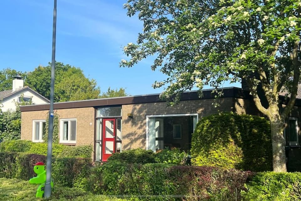 Bungalow met grote zonnige tuin en strandcabine Cabin in Domburg