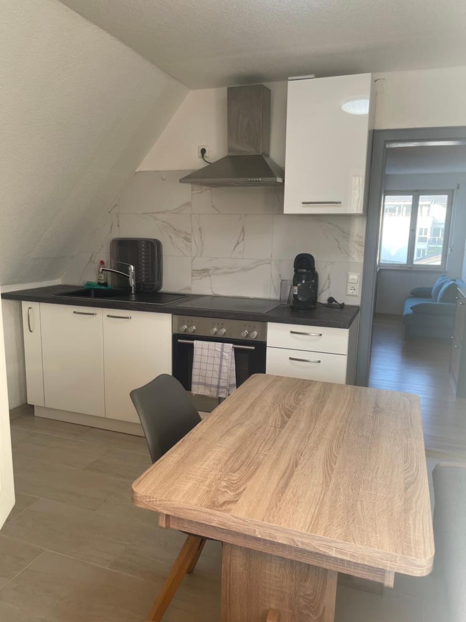 Coffee/tea facilities, Kitchen or kitchenette, Dining area, oven