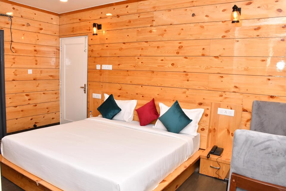Bed, Living room, Photo of the whole room, Seating area, Bedroom