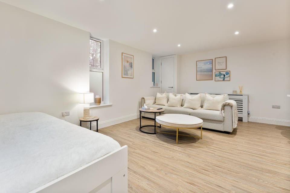 Beach Vibes Garden Apartment Close to Town Centre & Beach Apartment in Bournemouth