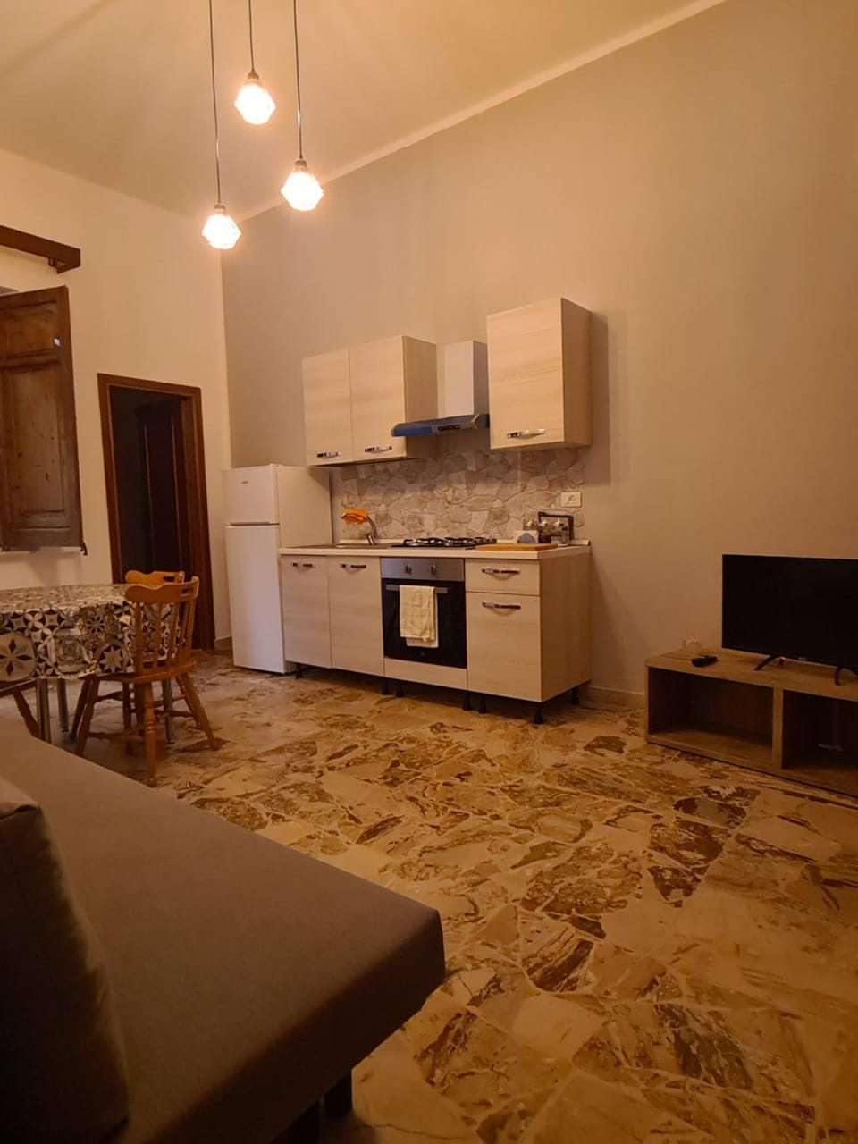 Kitchen or kitchenette, Dining area