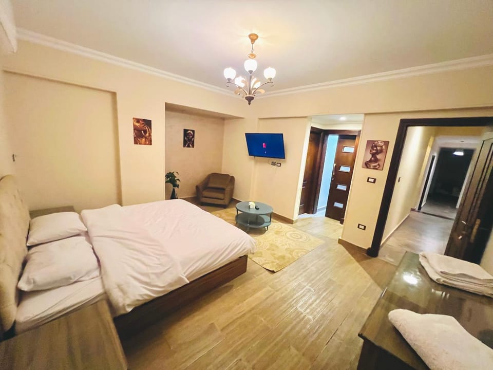 Bed, TV and multimedia, Photo of the whole room, Bedroom, towels