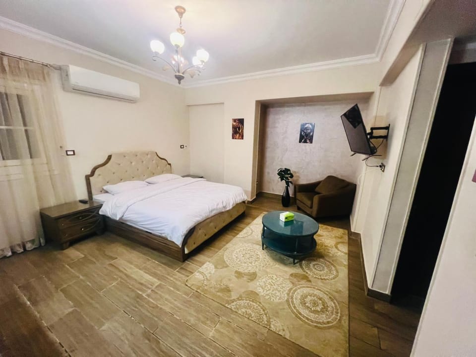 Bed, TV and multimedia, Photo of the whole room, Bedroom