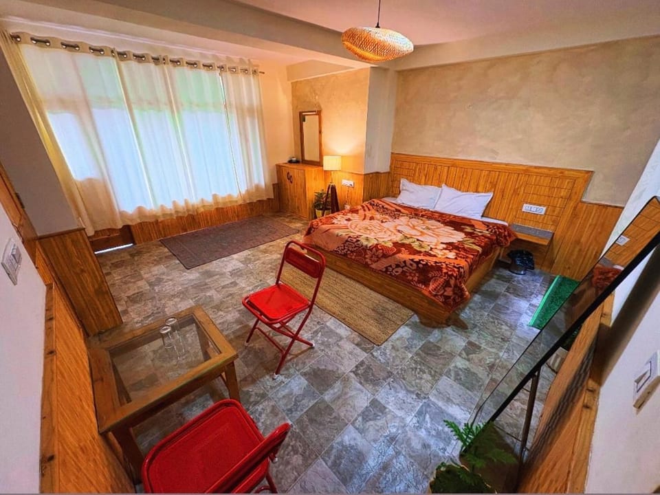 Jamming Tree Inn in Manali