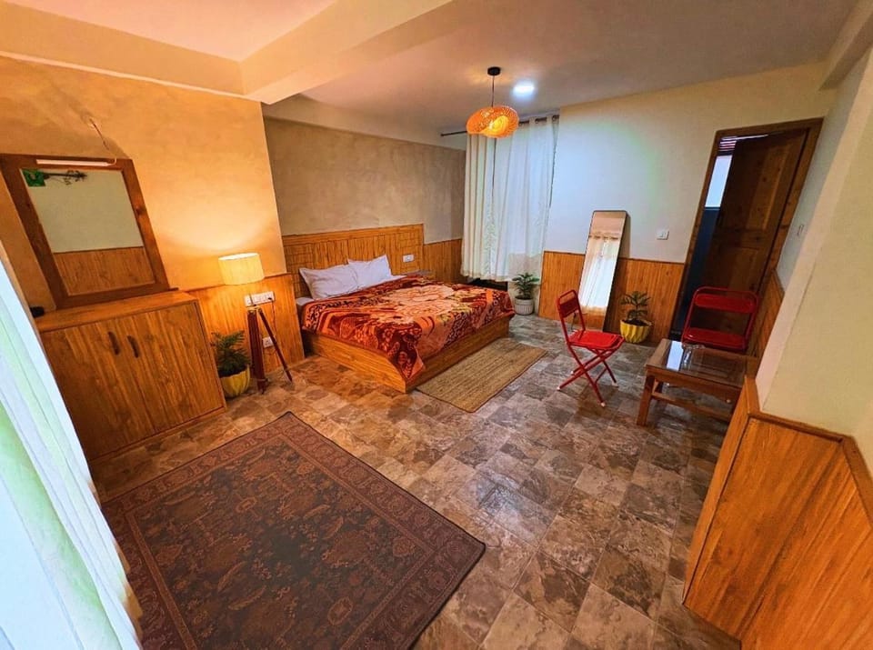 Jamming Tree Inn in Manali