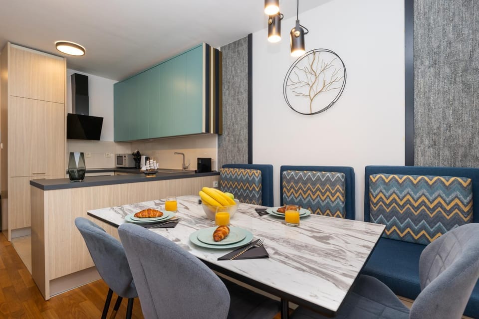 Kitchen or kitchenette, Food and drinks, Seating area, Dining area, Food