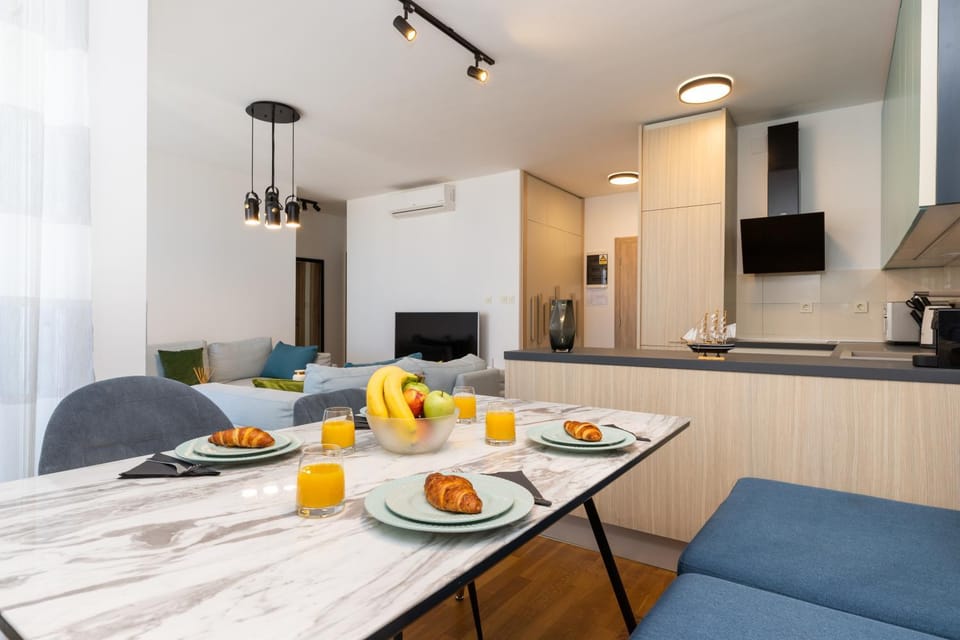 TV and multimedia, Kitchen or kitchenette, Food and drinks, Seating area, Dining area, Food, oven, stove