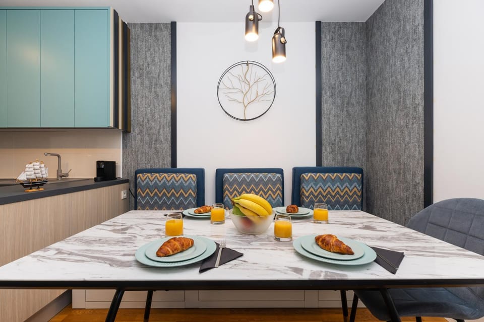 Kitchen or kitchenette, Food and drinks, Seating area, Dining area, Food