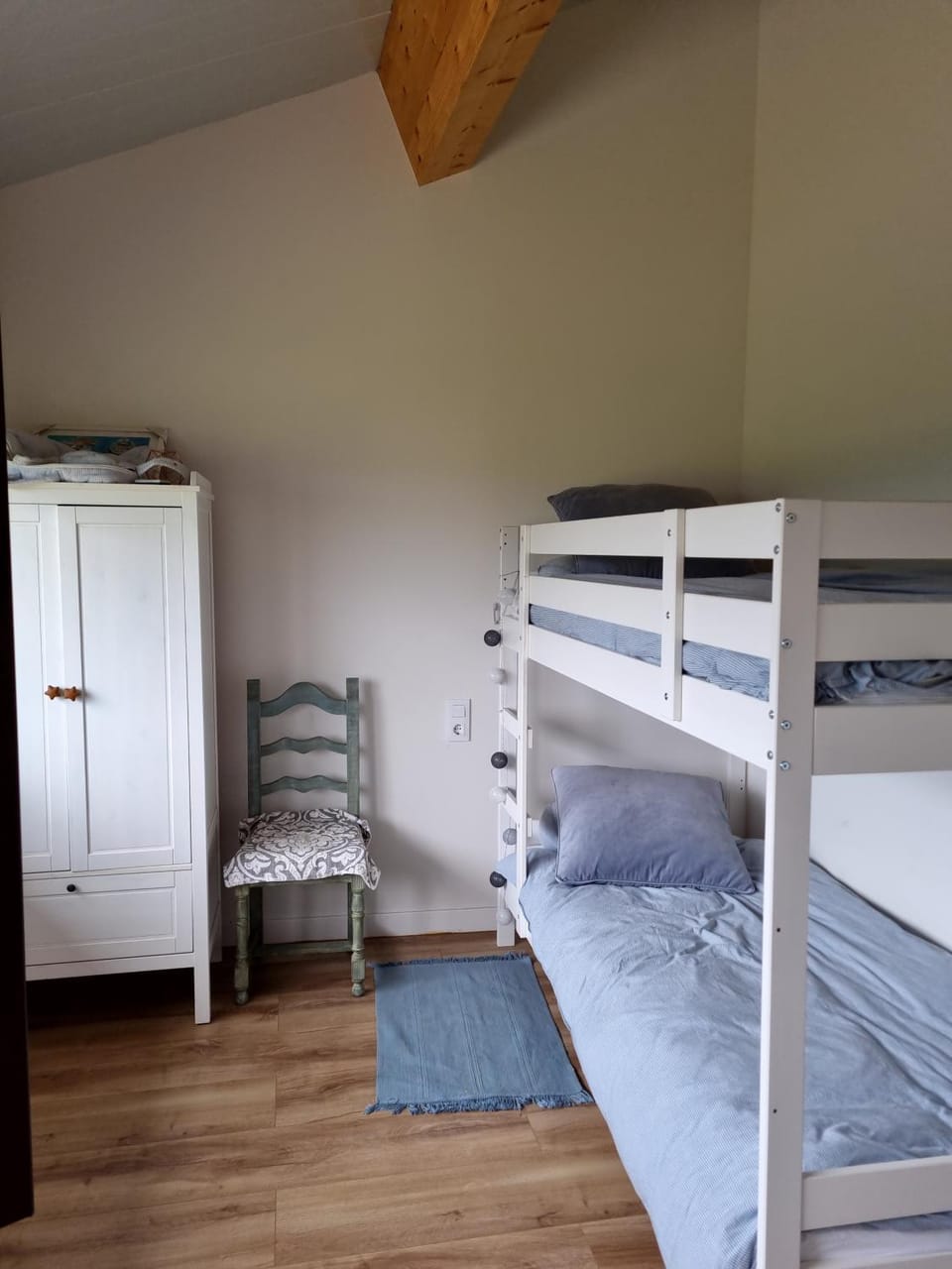 Bedroom, bunk bed