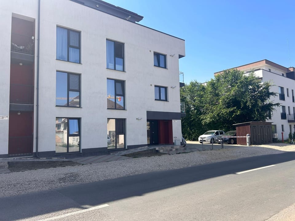 Property building, Neighbourhood, Street view, Location, Parking