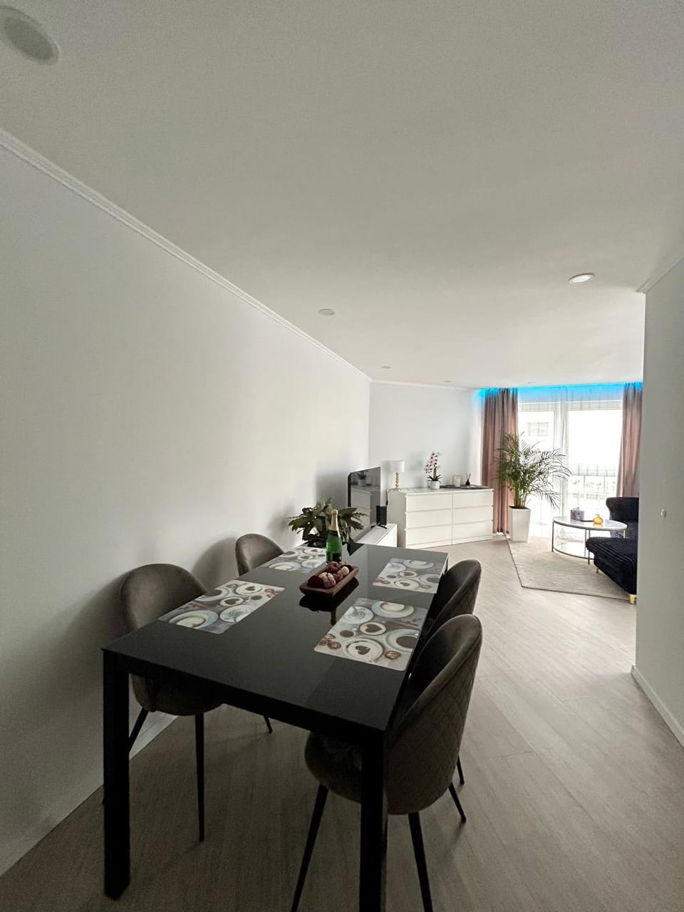 Seating area, Dining area