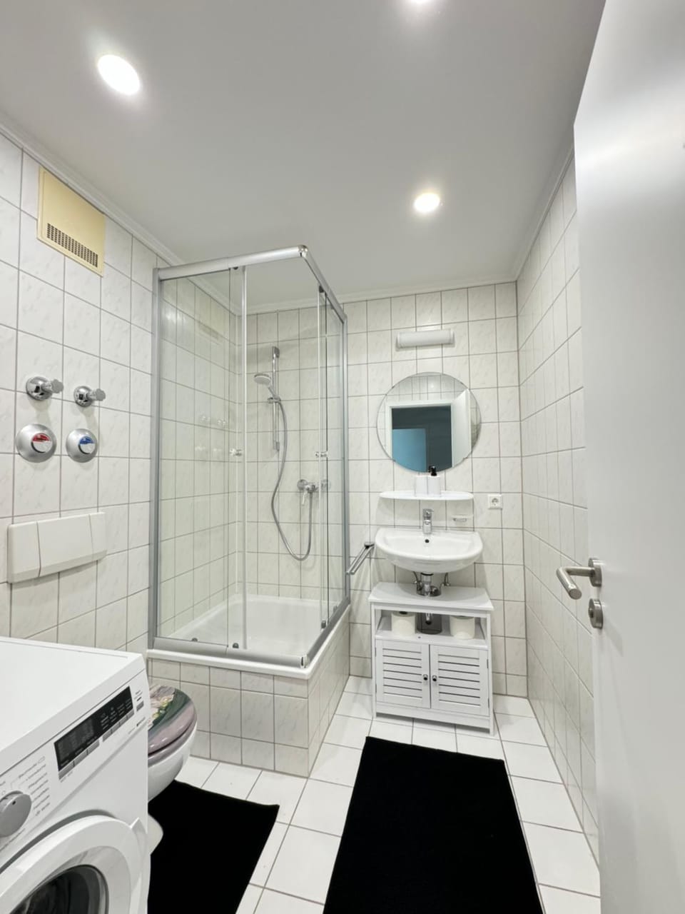 Shower, Toilet, Bathroom, towels