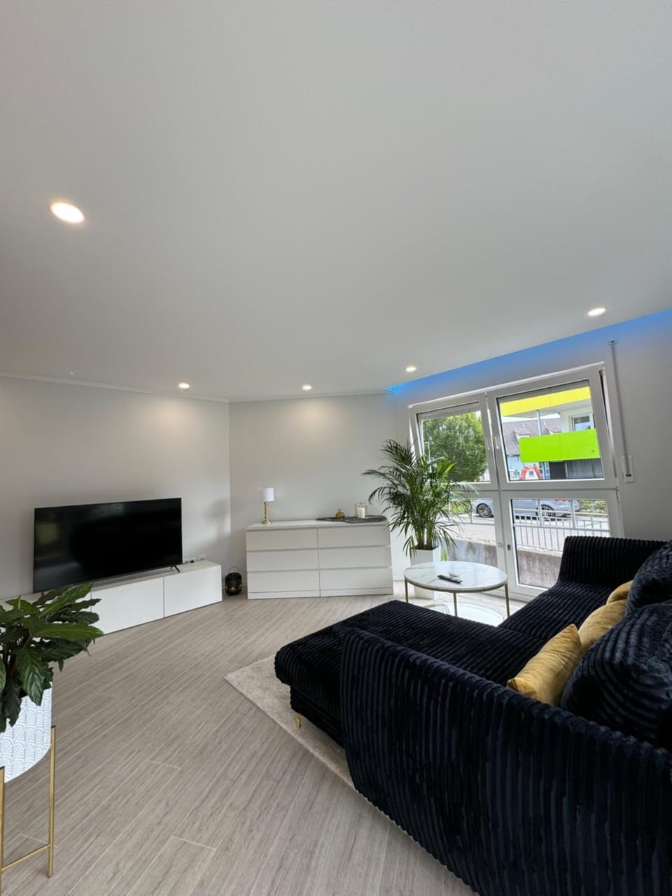 Communal lounge/ TV room, TV and multimedia, Living room, Seating area, Evening entertainment