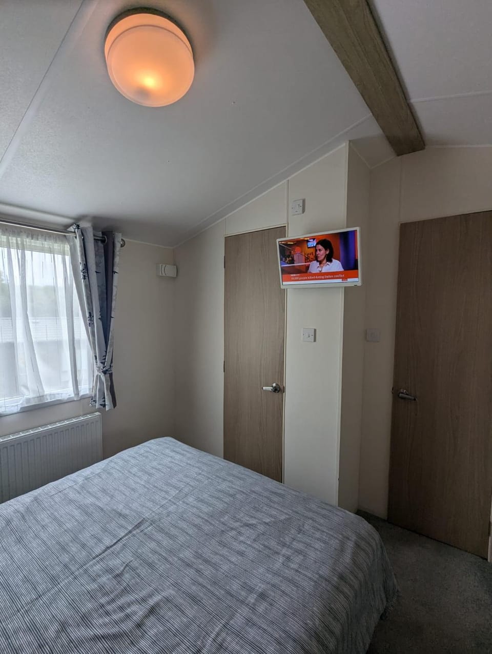 Bed, TV and multimedia, Bedroom