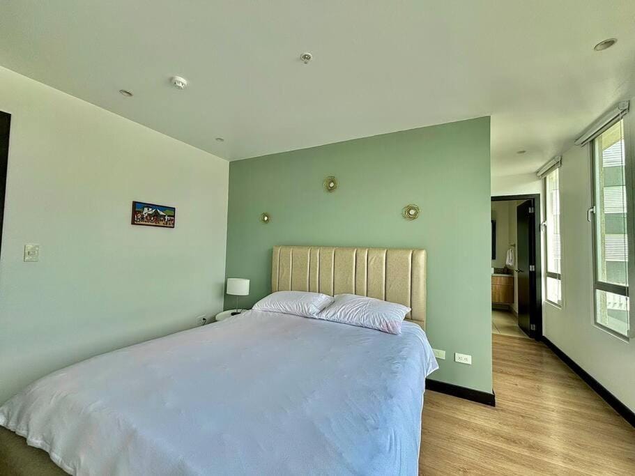 Moderno y con vistas, depar junto a hotel Marriot Apartment in Quito