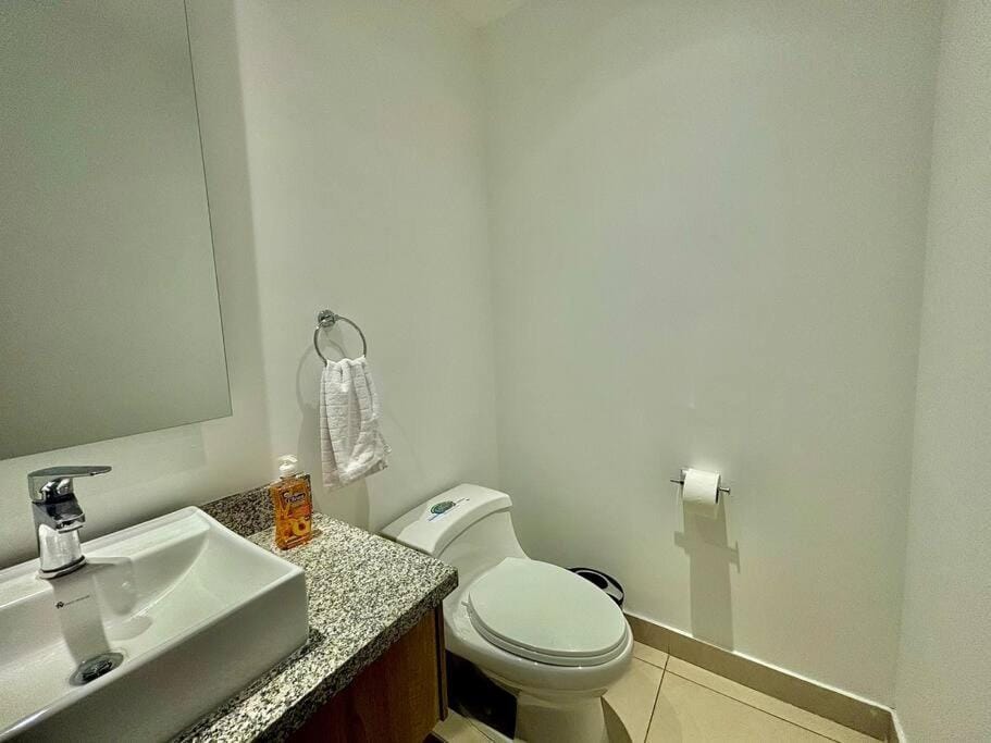 Moderno y con vistas, depar junto a hotel Marriot Apartment in Quito