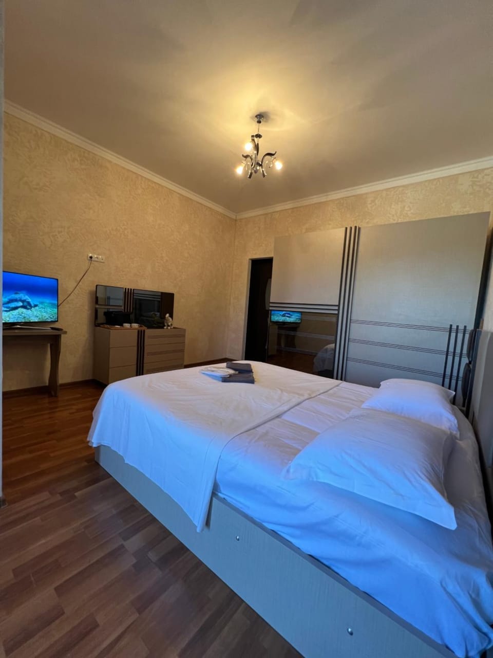 Bed, TV and multimedia, Bedroom