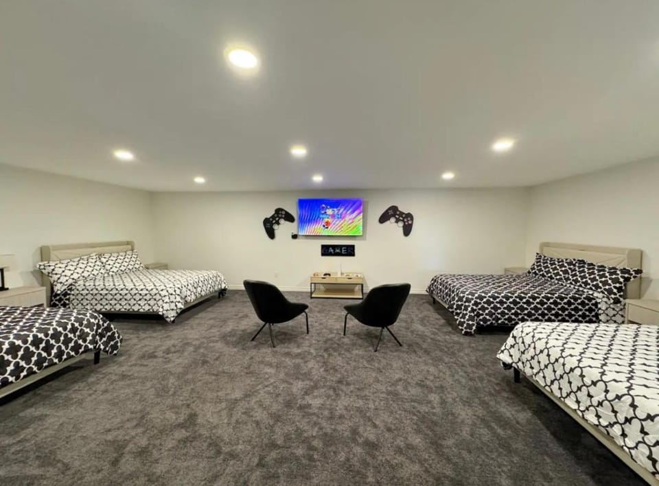 BlueWaterFalls 5Bedrooms 8Beds 10mins from The Strip Villa in Paradise