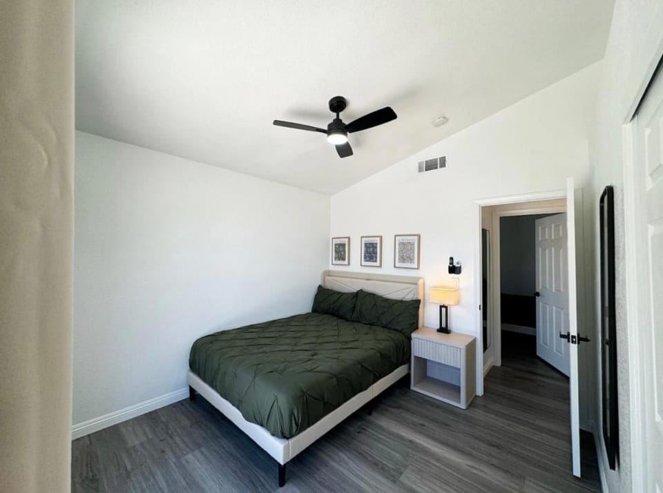 BlueWaterFalls 5Bedrooms 8Beds 10mins from The Strip Villa in Paradise