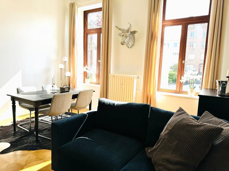 Living room, Seating area, Dining area