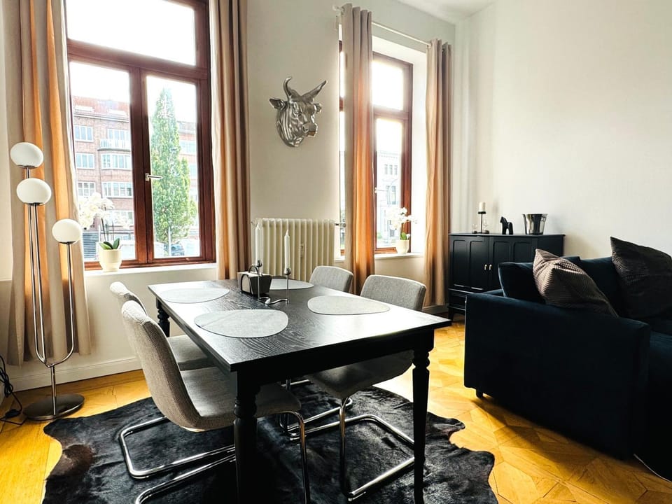 Living room, Seating area, Dining area