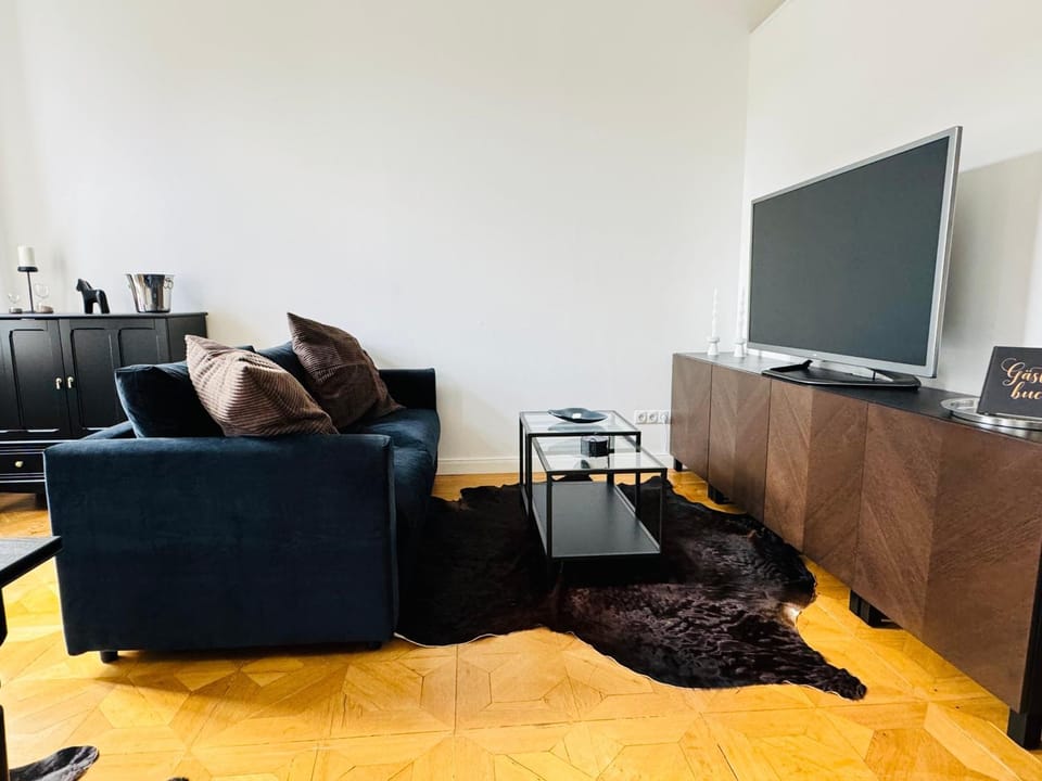Communal lounge/ TV room, TV and multimedia, Living room, Evening entertainment